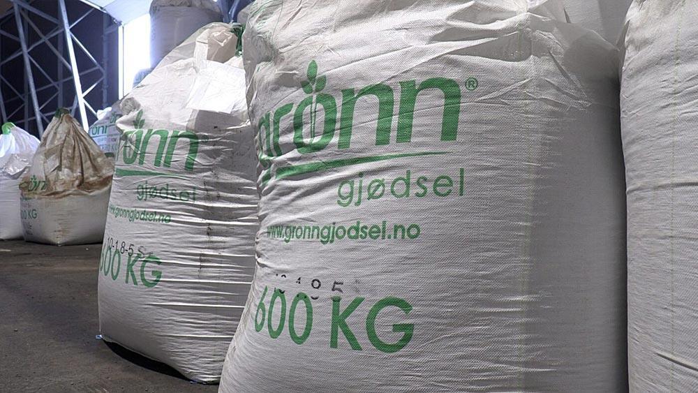 Store hvite sekker med gjødsel