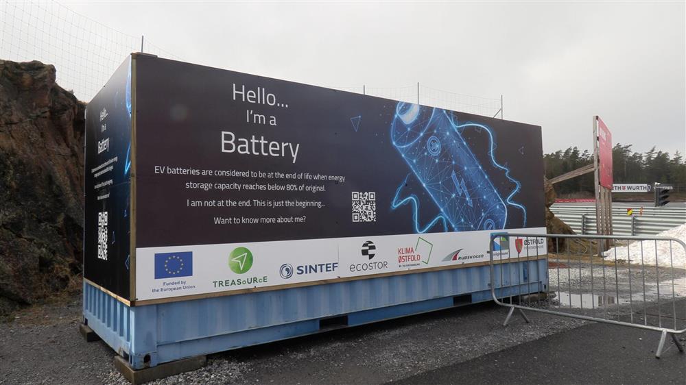 Stor container med teksten Hello I'm a battery